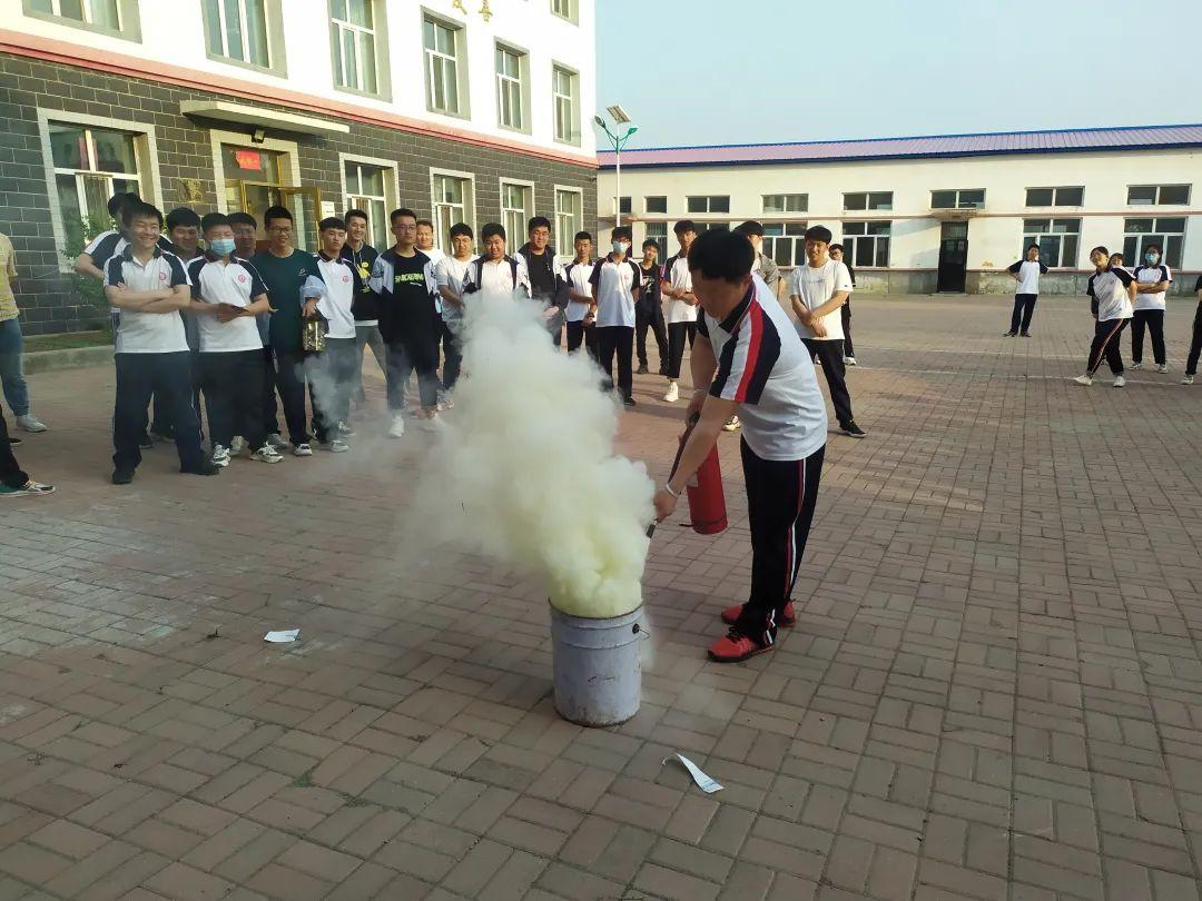 哈尔滨师范大学事件背景及后续关注，学校报警引发关注