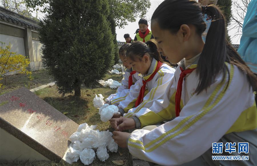 烈士家属祭奠遭拒背后的深层问题探讨，打洞进小学上坟揭示的困境与反思