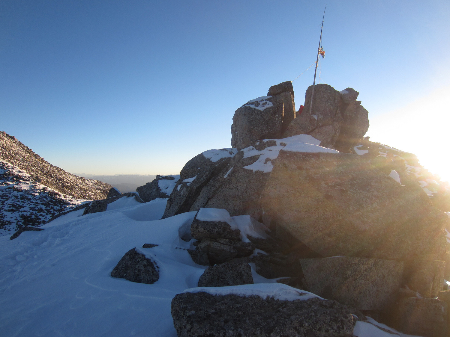 独腿小伙勇攀奥太娜雪山，挑战极限超越自我之旅