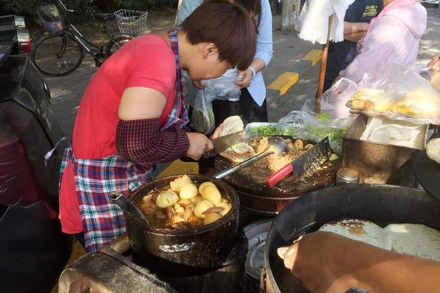 探索美食之旅，如何发掘最地道的小吃摊