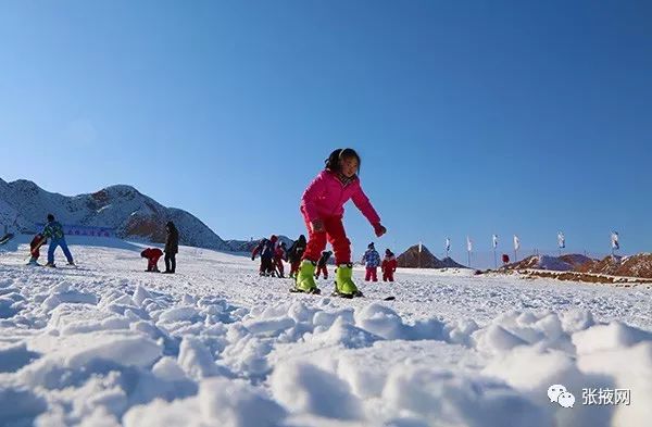 多地冬季旅游活动丰富，冰雪经济持续繁荣