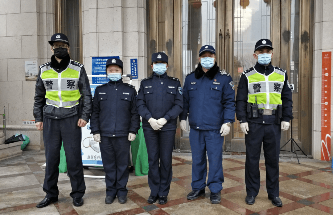 生命的脆弱与坚韧之歌，辅警在震区挖到儿女遗物的心碎瞬间