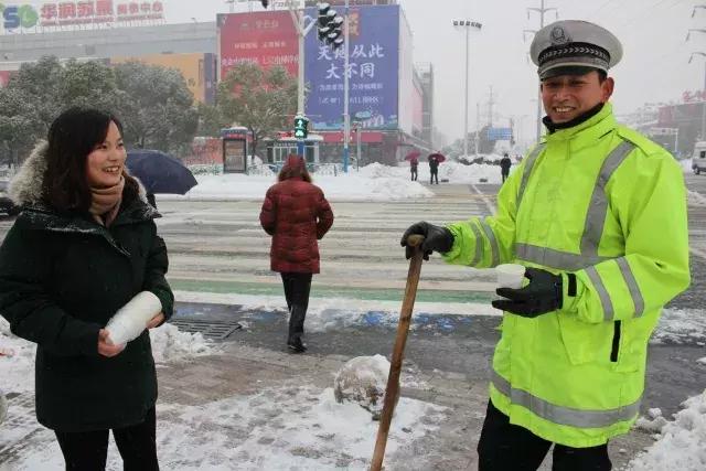 自驾返乡遇暴雪，电车之行面对的挑战及应对策略