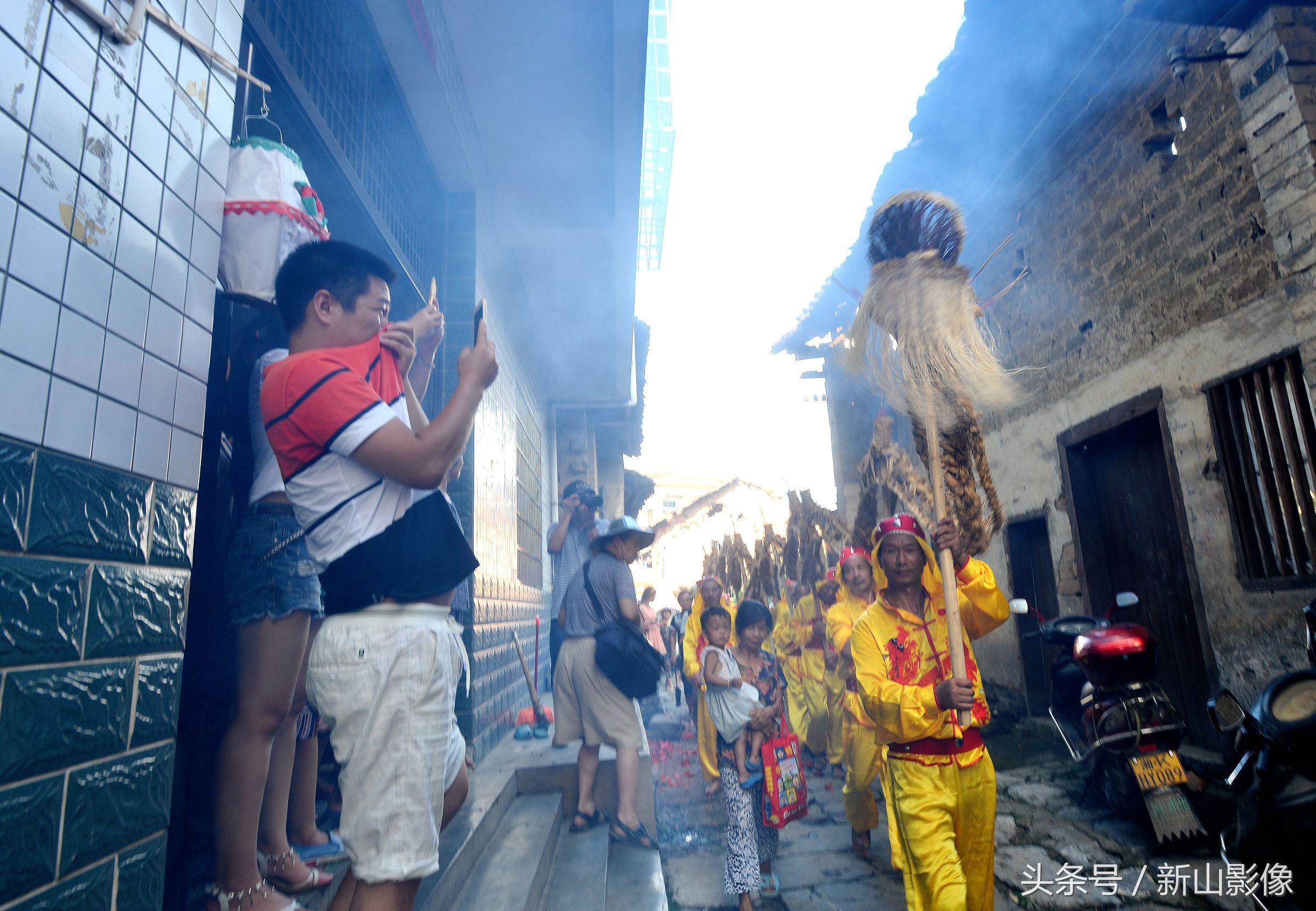 男子回家过年的温馨瞬间，鞭炮声中拥抱家的温暖