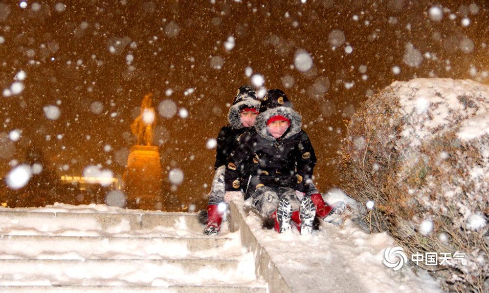 辽宁出动万名交警应对强降雪，全力保障交通畅通展现担当精神