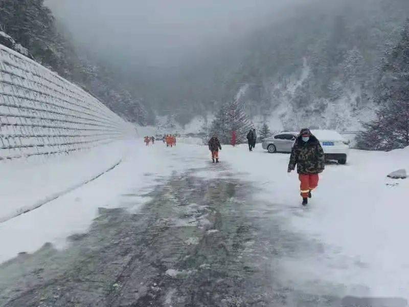 玉龙雪山突降大雪致游客被困，挑战中的生命温暖相拥之旅