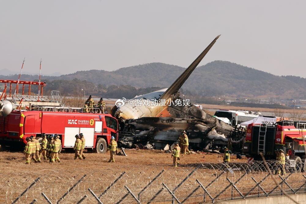 韩国客机起火事件揭秘，飞机顶部神秘大洞背后的真相